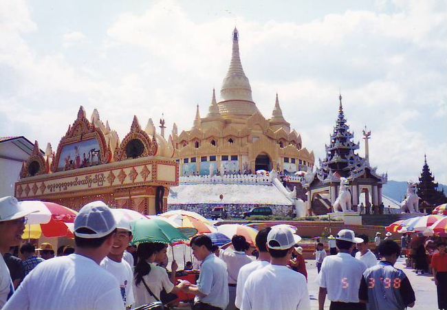 ミャンマー・モンラーに到着<br /><br />観光用に？寺院らしきものが。