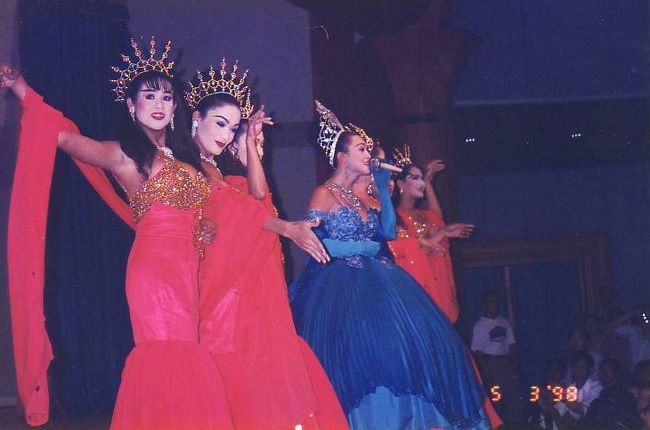 オカマショー（人妖表演）<br /><br />入場料は100元。人民元払い。ツアー客全員が見に行った。