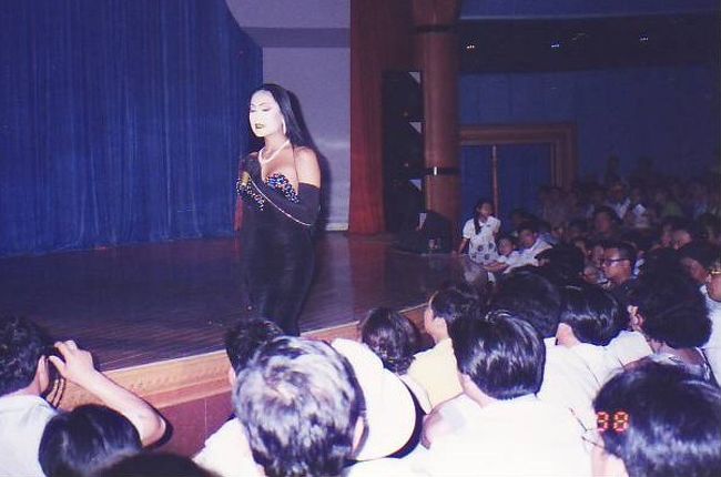 オカマショー（人妖表演）<br /><br />観客は中国人で満員