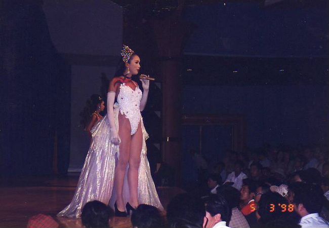 オカマショー（人妖表演）<br /><br />1時間半（2時間？だったかな）でショーは終了し、中国に戻ることに。西双版納の町には19時半頃に到着。