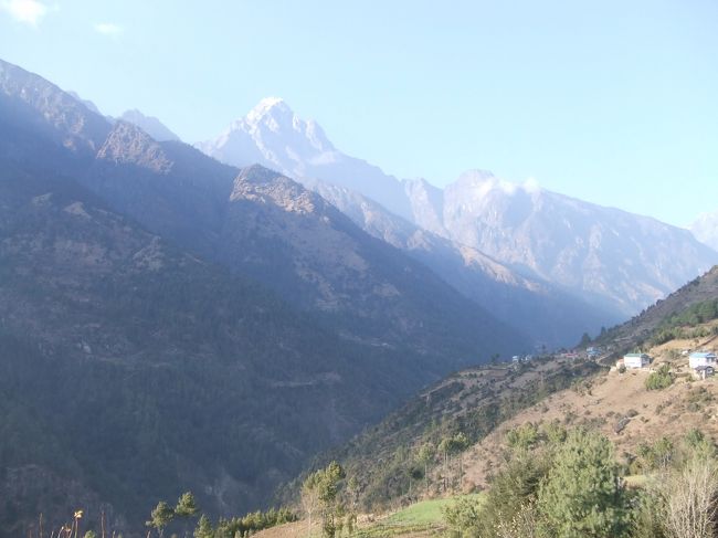 ルクラーパクディン間はそれほど有名な山は見えないが、それでも雪の積もった鋭い山がずっと続いているのが見える。<br />