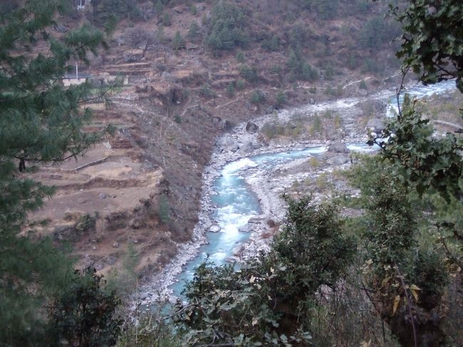 途中見える川。色が真っ青できれいに見えるがこれでも近くの村の排水が流れているはず･･･２日目パクディンからナムチェへ向かう時に川原まで降りることになる。