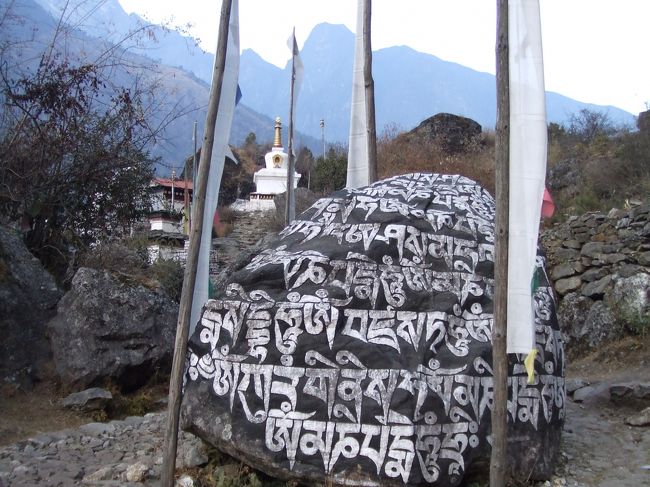 マニ石はトレッキング道中も村でもたくさんあり、人々は常に左側を通る。文字の部分は白のペンキかと思いきやちゃんと彫った上から着色されている。<br /><br />彫るのにどのくらいの期間が必要なのかガイドに尋ねたのだがコミュニケーションがどうもうまくいかず分からずじまい。