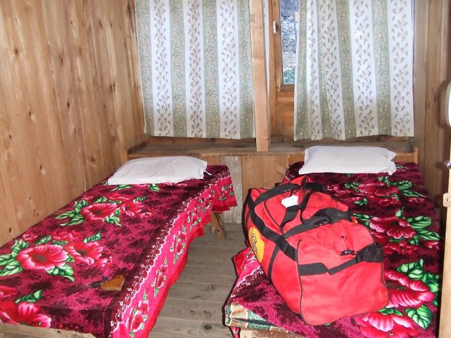 パクディンでのロッジはTASHI　TAKI　LODGE。<br /><br />部屋にはベッド２つのみ、水道やトイレは共同で同じ建物内にある。<br /><br />日本に毎年行っているだんなさんと同じく日本語が上手な奥さんの二人でやっているロッジ。私達が到着するなり日本の歌を流してくれた･･･がかかった曲は何と演歌。こんな山奥でチャーを飲みながら演歌を聴くことになるとは。（他にも日本語で書かれた山の本やドラえもんも置いてあった）<br /><br />部屋はトレッキング道に面した部屋。<br />朝夜はびっくりするくらい寒いので寝るとき以外は食堂の薪ストーブで暖まる。この時は私達以外には宿泊者はいなかった模様。<br />