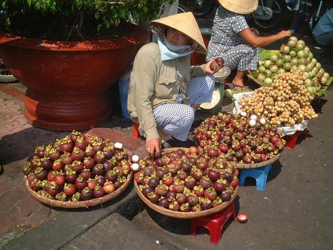マンゴスチンや竜眼などフルーツがたくさん！<br />ベンタン市場前で…。