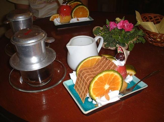 市内のカフェでひと休み。<br />シクロ型のアイスクリームとベトナムコーヒー。