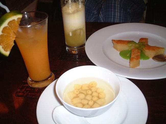 カフェでひと休み。<br />奥はフエ風のケーキ。<br />手前はハスの実のさっぱりとした甘みのデザート。<br />