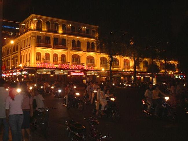 ホーチミン市内。<br />２人乗りなんてあたりまえ！