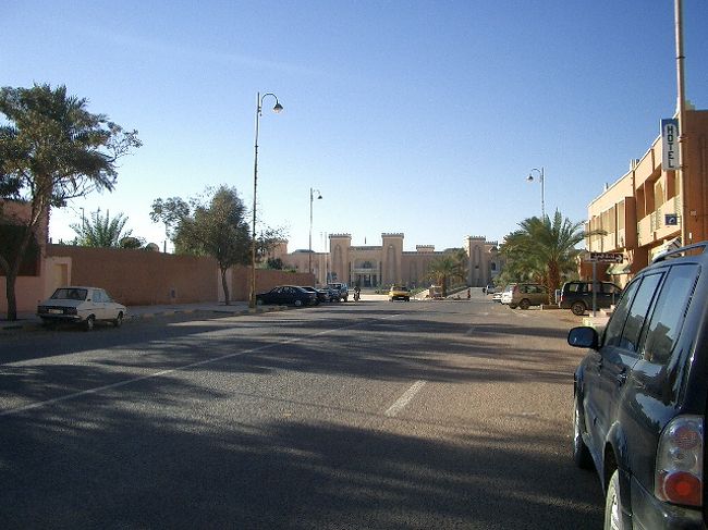 正面に見える建物は、陸軍本部。