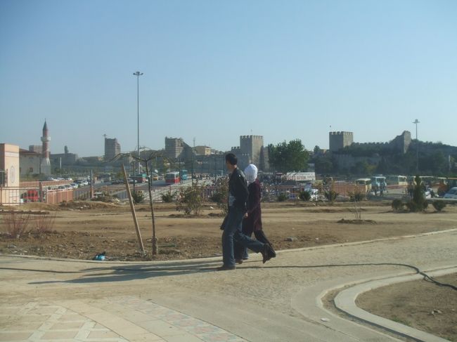 イスタンブール到着の翌日からさっそく観光開始。といっても見るところの数は京都とかの比じゃないので、とても２日や３日で周れるものではない。<br />なら時代順に見よう！というわけで旧市街の城壁から。まずはトラムで城壁の外まで出る。