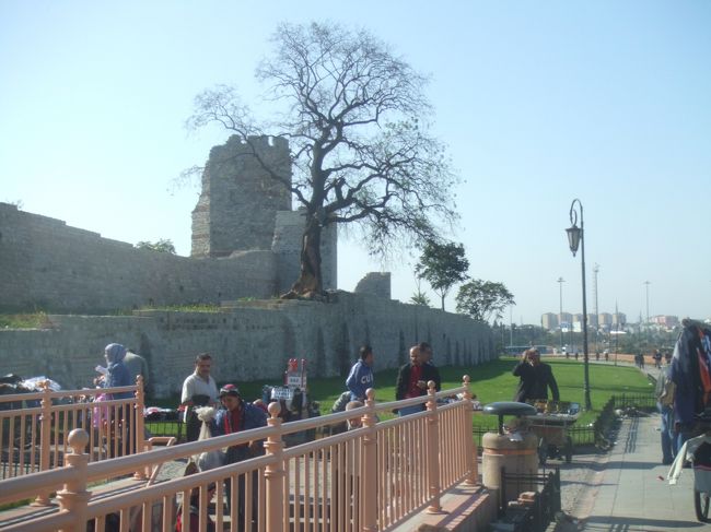 城壁の周りは道行く人の憩いの場？<br />この辺りは、３層の城壁が見て分かるほど昔の状態で残っている