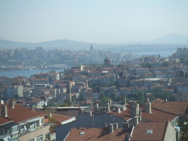 カーリエ博物館近く、城壁の中でも高い位置にある場所が高台になっていて上れそうだったので、フェンス乗り越えて上ってみた。<br />眺めは最高！　奥に見えるのがガラタ塔