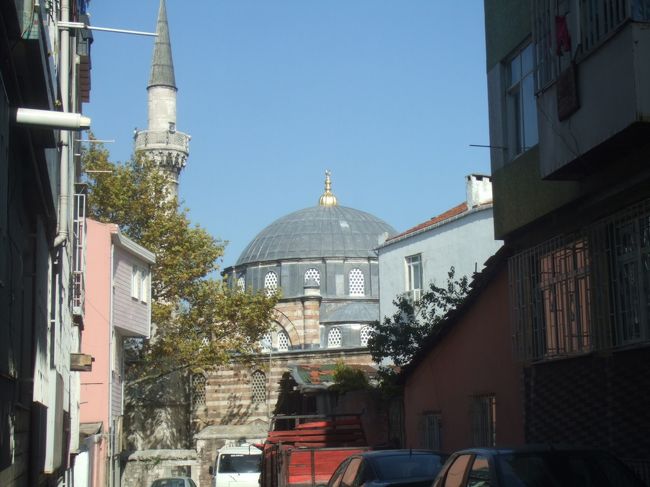 かわいいモスク！でもこれももとはキリスト教会なんでしょうね〜<br />そういえばキリスト教の遺跡なんてこの旅行で初めてだ。