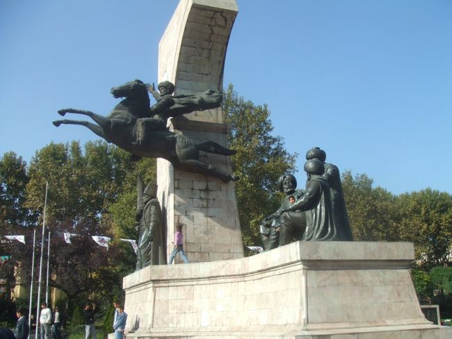 メフメト２世騎馬像<br />水道橋近くの広場にある。この騎馬像どうやって後ろの柱と固定してるんでしょうね？