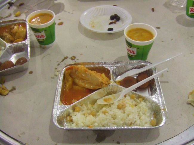 この時期はラマザンで、夕方になると街に大きなテントが出て食事を配給していた。福祉政策？貧乏旅行者ももらえた食事。豆ご飯みたいなのと、鳥肉でけっこうおいしい！