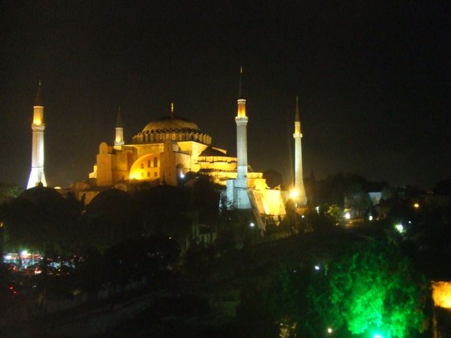 こっちはアヤソフィア。ライトアップはきれいだけど、ちょっとやりすぎかも。