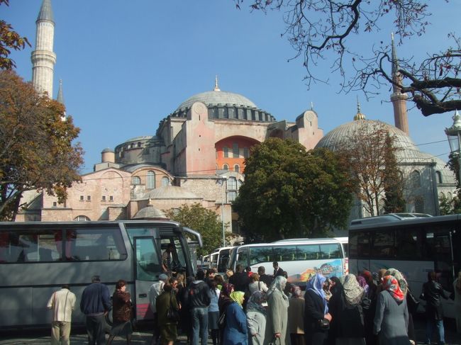 時代順めぐりに戻って、アヤソフィアに。この辺は本当に観光客が多くて、いつ行ってもごった返してます。いい事なんですが。