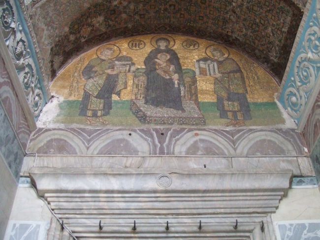 キリストにコンスタンティノープルを献上するコンスタンティヌス帝と、同じくアヤソフィアのユスティニアヌス帝