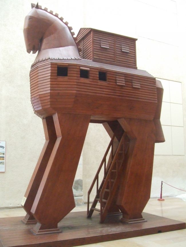古代文明博物館にあるトロイの木馬復元像。中に入ろうとしたら警備員のおっさんに止められた。子供用らしいです！