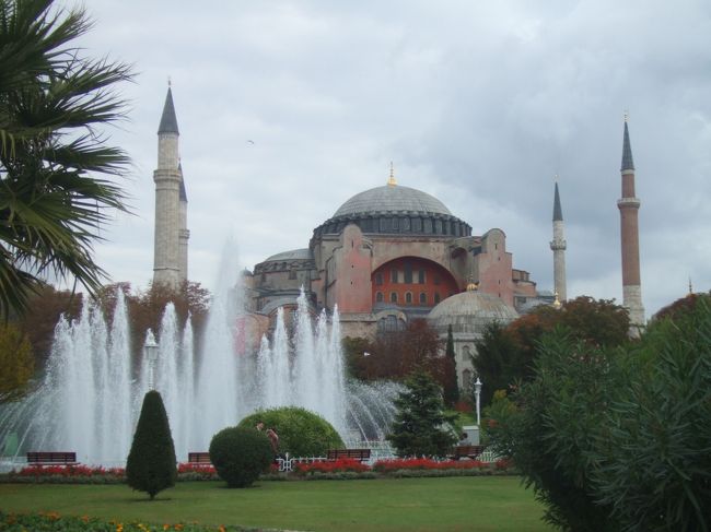 その正面にあるアヤソフィア