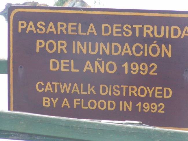 洪水があったんですよ。の看板<br />自然の驚異ってすごいね。