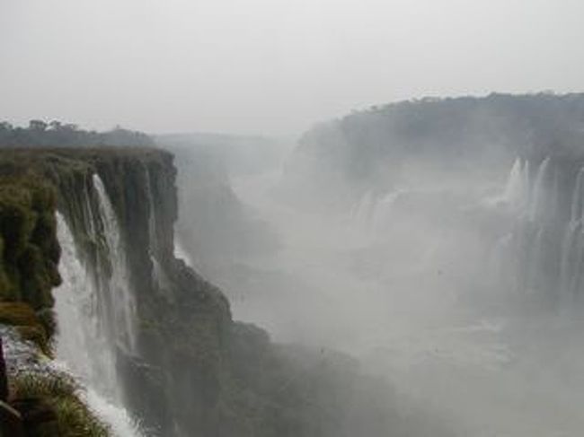 滝の全景はブラジル側からみた方がよく見えるのかな。<br />ブラジル側には行ってないのでわかりませんが。<br /><br />全景＝パンフレットや案内板と同じ景色<br />だと思ってるのでね。<br />やっぱりマイナスイオンを感じれないとｗ