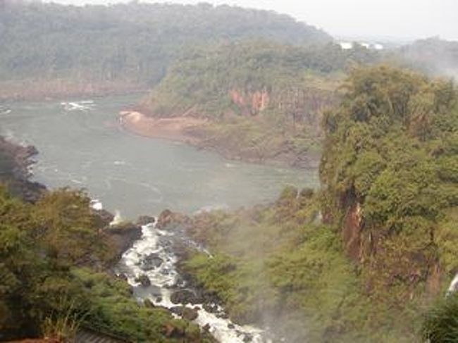 滝の下流。<br />下流も比較的穏やかな流れです。<br />外国の川って滝以外は比較的穏やかですよね。<br />日本の川をイメージするとだいぶ違うかも･･･。