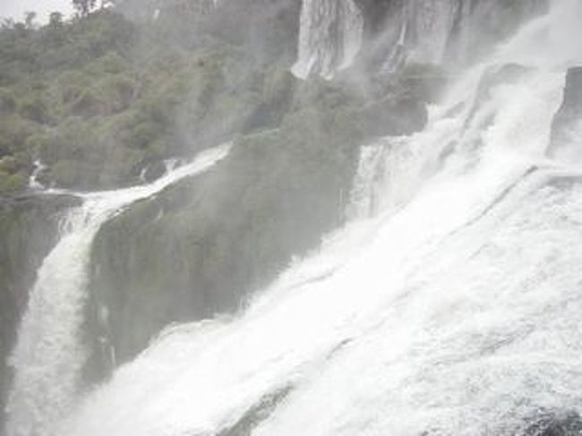 水量がけっこう豊富でした。<br />滝までかなり近づけるから、余計にそう感じるのかな。<br />ん〜、雨季とかにきてみたいかも。
