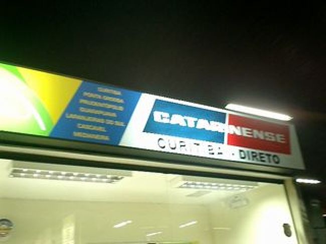 おまけ２。<br />次の目的地、クリチバ行きのバスを運行してるバス会社さん。<br />こんな感じで、行き先を書いたブースがいっぱいあって、好きな会社を選べますよ。<br />微妙に値段やバスのグレード、所要時間が違うから、選びましょう。<br />クリチバ行きは１社しかみつけれんかった･･･。