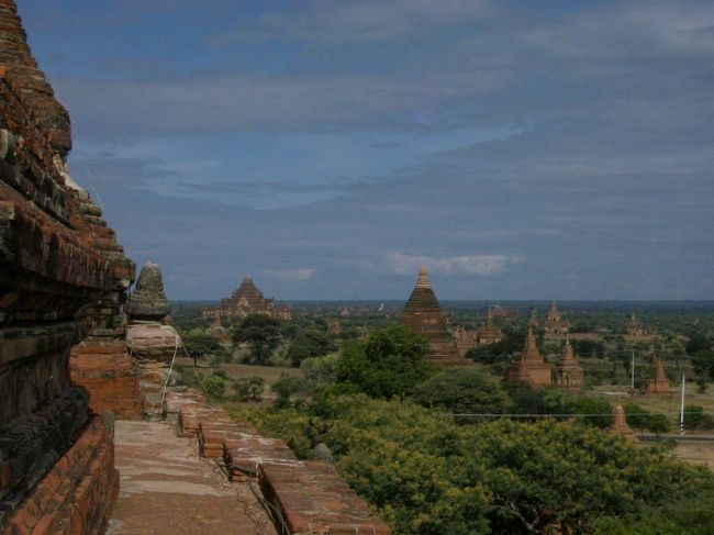 バガンのパゴダ。腹痛が治まった後、ホテルがあるニャンウー地区からオールドバガン地区まで馬車で行った。観光するつもりだったが、前夜からほとんど眠ってないし、炎天下で暑い。体力もなくなっていたので、パゴダを1箇所観光した後、ホースドライバー（馬車運転手）に途中の適当なパゴダに寄ってくれと頼み、この写真を撮ったパゴダに上り、その日陰で2時間程度横になって寝た。風も吹いてきて気持ち良くグッスリと熟睡した。