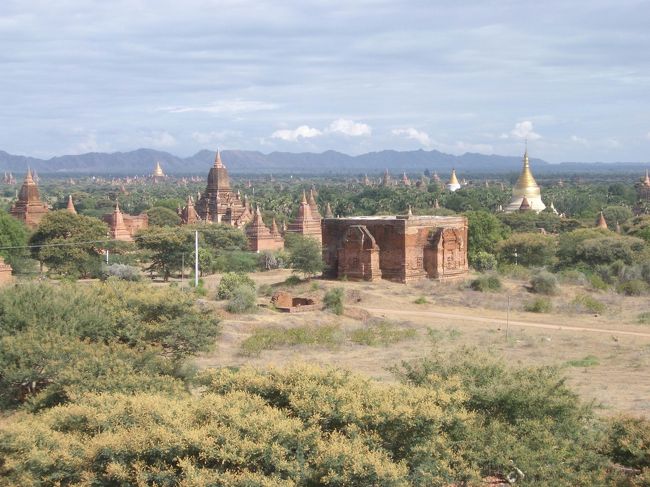 バガンのパゴダ。寝たパゴダから別の方向を撮影