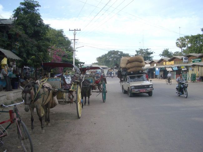 バガン（ニャンウー）の街並み。馬車はタクシー代わり。バガンに２泊した後、ヤンゴンに行くため空港に行ったが、馬車で空港に乗り入れたのは初めて。なんか優雅な気分だった。空港まで馬車で約30分（3000ﾁｬｯﾄ＝約＄3.3）<br />