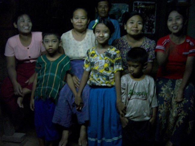 バガンのマッサージ屋の家族。マッサージ後、家族と記念撮影。デジカメで撮ったのを見て、家族の人は盛り上がっていた。結構、アジアの貧しい地域では、デジカメやビデオは彼らとのコミュニケーションツールとなる。（ちなみにマッサージは１時間：2000ﾁｬｯﾄ＝約＄2.2）<br />