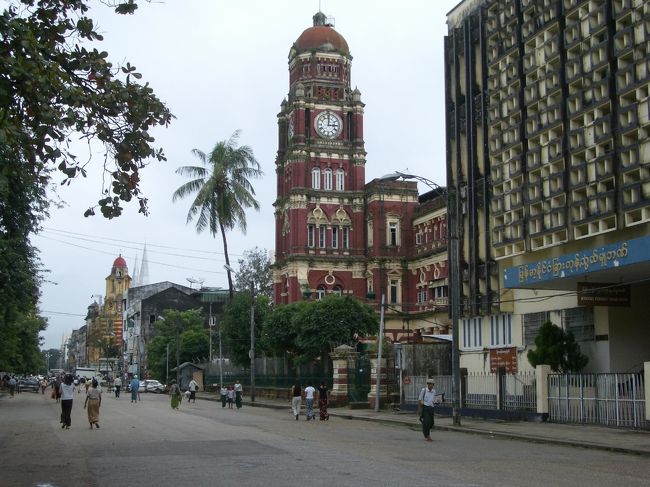 最高裁判所（ヤンゴン）。8日目にヤンゴンに戻って、街を散策。スーレーパゴダのロータリー付近には、市役所等イギリス植民地時代の絵になる建物がいくつか見られる。<br />