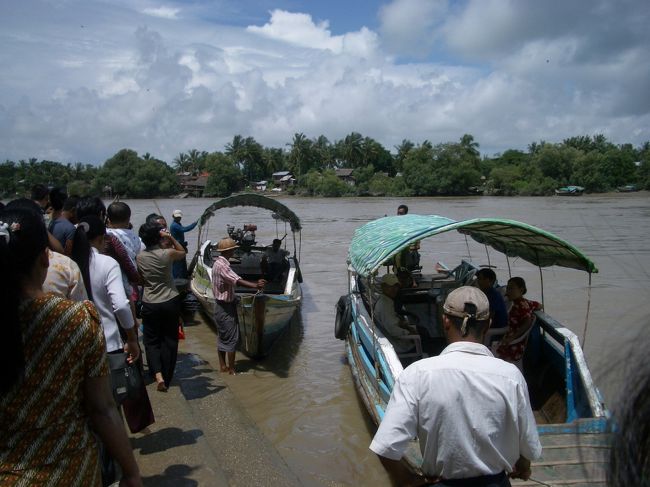 水中寺院への渡し舟（チャウタン）。9日目、ミャンマー最後の日に、タクシーでヤンゴン郊外を観光。ここには、川の小さな中州全体にパゴダが建てられ、川にパゴダが浮かんでるような感じに見える｢水中寺院｣がある。　<br />