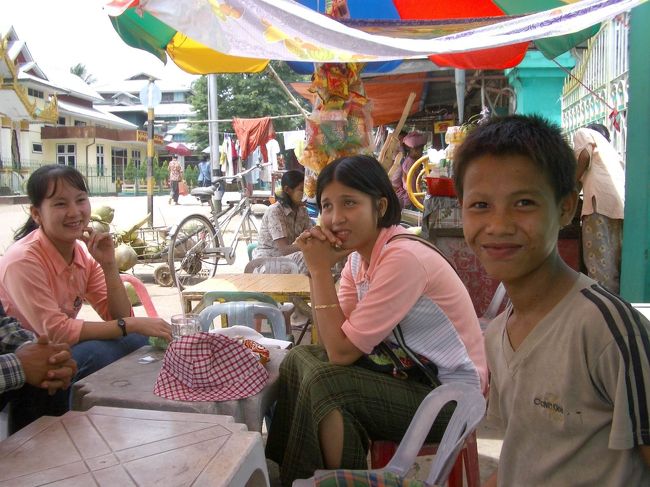 チャウタンの屋台にいた人々。<br />