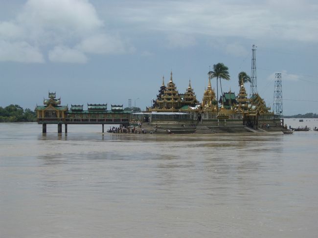 水中寺院（チャウタン）。鯉と同じくらいの大きさのナマズが寺院のまわりにウジャウジャと群れをなしている。川の水は濁っているが水面まできてエサを観光客にもらっていた。