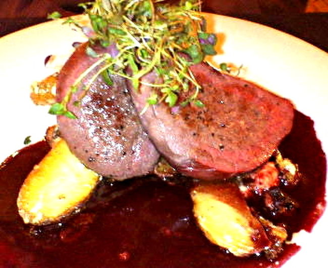 トナカイ肉のステーキ。<br />臭みを消す為にスモークしてあるけど、<br />スモークの香り＋獣臭さがすごい！<br /><br />臭みのあるラム肉をもっと獣臭くしたような味。<br />ソースは酸味のあるバルサミコ酢ソース。<br />慣れれば美味しい・・・かも。