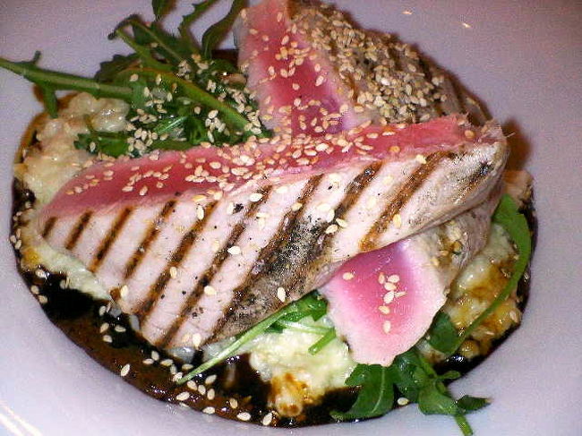 Ripan　2日目<br /><br />たまたま狙っていたスカンディックホテルのレストランも休みで、この日は街まで歩く元気もなく、同じレストランに。<br /><br />マグロのステーキ。<br />ソースはなんと！味噌味。<br />かなりレアな焼き方だけど生ではない。<br />下にはチーズリゾット。<br />この味噌味がまた甘い。そして味噌＋チーズ味というはいかがなものか。<br />かなり味を創作してチャレンジしている努力は認めるけど果たしてキルナの人々に受け入れられているのか疑問。<br /><br />186SEK(約3400円）<br />