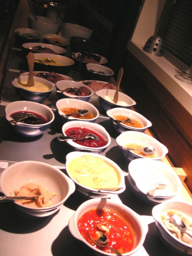 ほとんど宿泊客が居なさそうなのに<br />何故か充実している朝食。<br />