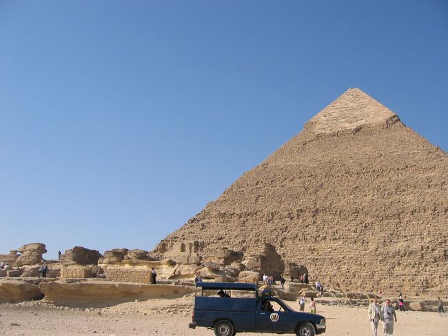 クフ王のピラミッドです。砂漠の真ん中ではなく、意外なほどに街の傍にありました。