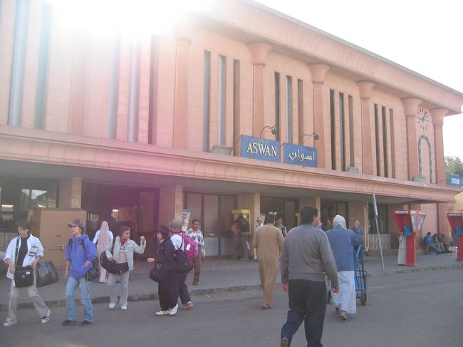 アスワン駅に到着しました。電車はここまで、ここからバスでアブ・シンベルへ向かいます。
