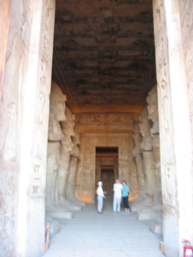 アブ･シンベル大神殿の内部です。中は撮影禁止なので、ここまで。