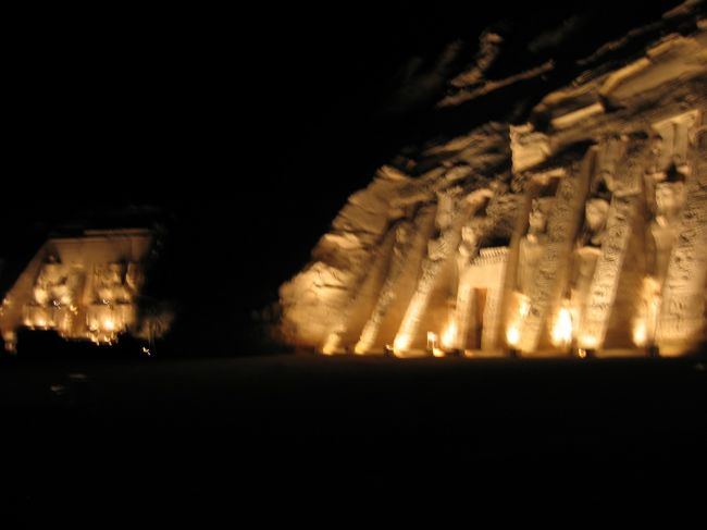 夜のアブ・シンベル大神殿、小神殿。