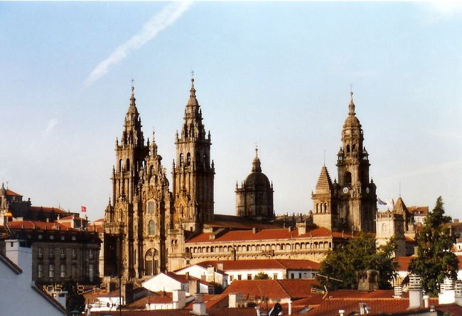 旧市街の外にある公園（！？）のような並木通りから見るカテドラルを含む風景。こんな絶景を横に育ったら私も芸術家になれたかも・・・。