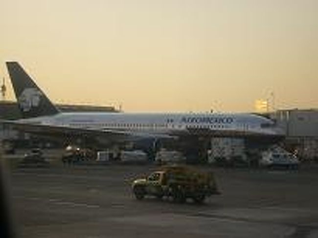 ■メキシコ１日目■<br /><br /><br />昨日、サンノゼ国際空港から<br />ダラス空港経由でメキシコシティー空港到着。<br /><br /><br /><br /><br /><br /><br /><br />メキシコシティーの空港で、<br />日本でゴルフ仲間だったAさんと無事合流し、<br />さて安宿に移動しようとした瞬間、<br />目の前をどこかで見た顔が通り過ぎようとしていた。<br /><br /><br /><br /><br /><br />な・なんと　大学時代の友人I君が<br />目の前を歩いているではないか！！<br /><br /><br /><br />思わず　「あっ！」っという瞬間と同時に<br />I君も気づき「あっ！　セカブロ！　おまえなんでここおんの？？」<br /><br /><br /><br /><br />ここは羽田空港なんかじゃない！<br /><br /><br /><br /><br />メキシコである！！<br /><br /><br /><br /><br />まさに　「It`s　a　small　world」だ！<br /><br /><br /><br /><br /><br />こんなこともあるもんやねぇ。<br /><br /><br /><br /><br />メキシコの空港はむっちゃデカイし<br />たまたま友人の到着を待っていた場所が<br />少しでもずれていたらニアミスで終わって<br />いたんやもんな。<br /><br /><br /><br /><br />卒業以来約6年ぶりの再会がこんなところ<br />なんて旅っておもしろい！　ほんま驚き！<br /><br /><br /><br />おまけに泊まる宿まで一緒「サンフェルナンド館」 <br /><br />ってことがわかって一緒に宿までタクシー乗り合わせた。<br /><br /><br /><br /><br />さらに部屋も同じみたいな（笑）<br /><br /><br /><br /><br /><br />左からI君　自分　Aさん<br /><br /><br /><br />夜も一緒にごはん食べに行っていろいろ話して<br />１日目が終了しました。<br /><br /><br /><br /><br /><br /><br /><br /><br /><br />毎回到着当日に行う物価チェックはこんな感じ<br /><br /><br /><br /><br /><br /><br />＜メキシコ物価＞<br />■水・コーラ類：６０円〜７０円<br />■ビール：８０円<br />■ちっちゃめタコス１枚：３０円<br />■タバコ：２００円<br />■安宿代ドミトリー：約９００円<br />■地下鉄・バス：２０円<br /><br /><br /><br />物価は総じて安めだが食べ物の値段の割りに<br />飲み物は若干高め。<br /><br /><br /><br />アジアだと韓国を少し安くした感じかな。<br />ヨーロッパだとギリシャ・チェコを少し安くした感じ。<br /><br /><br /><br /><br />＜メキシコ治安＞<br />超安全ではないが、夜出歩いても危険な<br />気配・感覚はあまりない。大通りなら夜でも問題ないと思う。<br /><br />