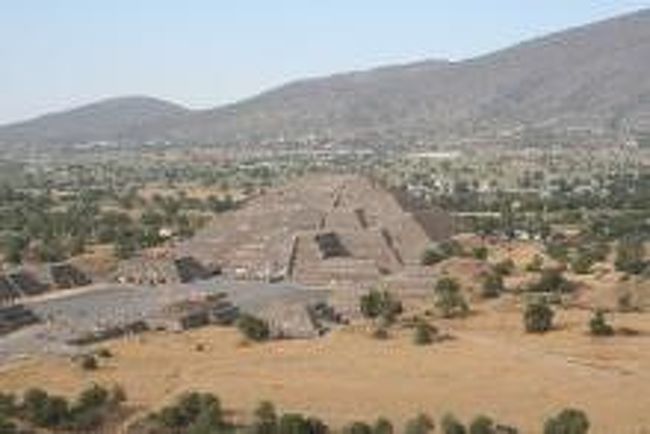 ■メキシコ2日目■<br /><br /><br /><br />今日は午前中、いくつかの教会とソカロ（中央広場）<br />周辺を散策した後、ティオティワカンという<br />世界で3番目にデカイピラミッドがある遺跡に<br />行ってきた。<br /><br /><br /><br /><br />バスで所要時間約１時間。片道２７０円<br /><br /><br /><br /><br />ティオティワカン遺跡は同じ時代の<br /><br />他の古代国家が数万人程度の人口で<br /><br />大きい国家とされていた時代に<br />人口20万人もいたとされているくらい<br /><br />栄えていたそうだ。<br /><br /><br /><br /><br /><br />このピラミッドでは生贄（イケニエ）の儀式も<br />行われていたそうだ。<br /><br /><br /><br /><br /><br /><br /><br /><br />やっぱピラミッドはむちゃくちゃでかく<br />登るのも一苦労だったが登ったあとの眺めは最高！<br /><br />あまり時間がなかったので、昔の住民の生活を<br />想像しながら思いを馳せることはできなかった<br />のがちょっと残念。<br /><br /><br /><br /><br /><br /><br /><br /><br />エジプトのピラミッドに取っておこう。<br />