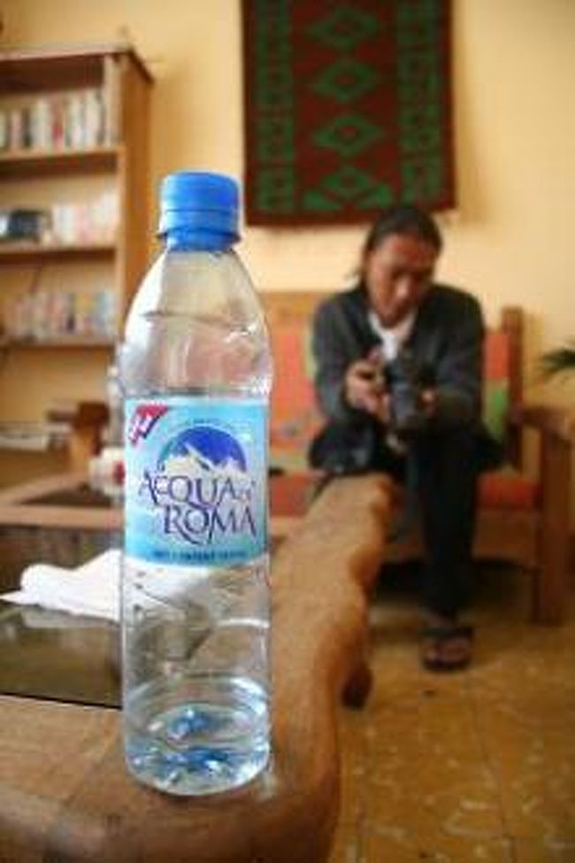 ■メキシコ３日目■<br /><br /><br />今日は12月31日大晦日。<br />地方の小都市オアハカに1日かけての移動。<br /><br /><br /><br /><br />バスターミナルに昼頃についたが<br />満席で15:30まで待たされた。<br /><br />その間にネットカフェでメールチェック。<br /><br /><br />すると「あけましておめでとう！」メールが！！<br /><br />そっか。すでに日本は年明けしてたのか！<br /><br /><br /><br />2006年元旦<br /><br />「あけましておめでとうございます！」<br /><br /><br /><br /> <br /><br /><br /><br /><br />結局、オアハカついたのは<br /><br />大晦日の22:00過ぎ。<br /><br /><br /><br />メキシコシティーの日本人宿で<br />オアハカのおすすめ日本人宿<br /><br />「カーサ　デル　ココテロ」 を聞いて<br />いたのでそこに行くことにした。<br /><br /><br /><br /><br />がしかし、夜ということもあって<br />道がまったくわからん。迷っているところに<br />もう一人迷ってそうな青年が話しかけてきた。<br /><br /><br /><br />その青年は見た目はむっちゃアジア人っぽいのだが<br />メキシコ人で1人で旅行ははじめてとのこと。<br />彼も安宿を探していたがアテがないらしい。<br /><br /><br /><br />せっかくなので日本人宿に連れていくことにした。。<br /><br />というか、宿までの行き方を地元の人にスペイン語で<br />聞いてもらって逆に連れて来てもらった感じだ。<br /><br /><br /><br />23:00到着！<br /><br /><br /><br /><br />新年を祝うためにメキシコ人と3人で<br /><br />メインストリートに繰り出した。<br /><br /><br /><br />が、すごい人で1軒たりともレストランに入れなかった。<br /><br /><br /><br /><br />結局、街のソカロ（広場）にある屋台でとうもろこしに<br />マヨネーズとチリスパイスを大量にかけたメキシカンフードを<br />買い　ハッピーニューイヤー！！　となった。<br /><br /><br /><br /><br /> <br /><br />アジア顔のメキシコ人学生と、とうもろこしで乾杯！<br /><br /><br /><br /><br />そのソカロ（広場）には数千人ほどの人が<br />集まっていたけどカウントダウンイベント的なものはなく<br />気づけば、24:00を回っていた。<br /><br /> <br /><br /> <br /><br />メキシコで元旦<br /><br /><br /><br />カウントダウンはできなかったけど、これはこれで<br />いいお正月の迎え方かな。<br /><br /><br /><br /><br />宿に戻り、他の日本人数人とそのメキシコ人を囲んで<br />朝5時半まで飲んだ。日本人宿（基本日本人100％）に<br />1人のメキシコ人がぽつんといるのってすごい不思議な<br />感じだけど英語・日本語・スペイン語がMIXされた<br />会話はすごい楽しかった！<br /><br /><br /><br /><br /> <br /><br /><br /><br /><br /><br /><br />＜他のメンバー＞<br /><br />32歳　超ベテランバックパッカー　チベット人みたい<br /><br />58歳　海外バックパックはじめてのイカスおじさん<br /><br /><br />※写真は「カーサ　デル　ココテロ」の談話室にて<br /><br /><br /><br /><br /><br /><br /><br />僕たちがメキシコ人に日本の文化を教え<br />逆にメキシコの文化とスペイン語を教えられ・・・。<br /><br />こういう地元の人との交流はいいもんだ。<br /><br />英語がんばってたくさん話したので<br />疲れたけど、よい新年のはじまりでした。<br /><br /><br /><br /><br />＜今日の物価＞<br />■チキンの丸焼き：４５０円　（トルティーヤ・ポテト付）<br />■バス代（7時間）：２５００円<br />■宿代（ツイン）：１３００円<br />■とうもろこし：１００円<br />