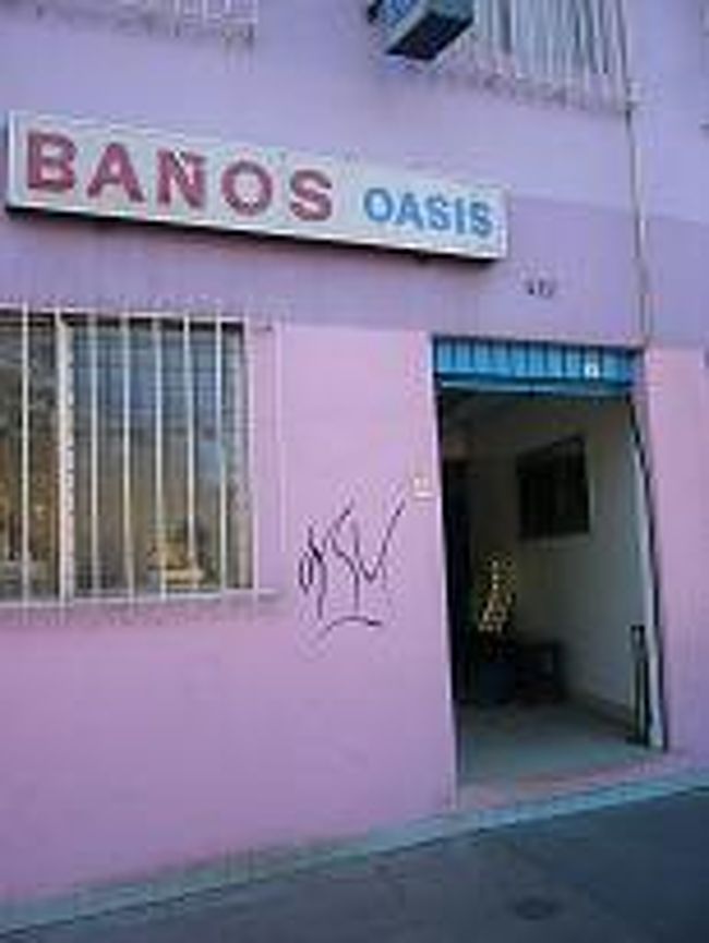 ■メキシコ４日目■<br /><br /><br /><br /><br />昨日遅かったこともあり13:30に起床。<br /><br /><br />今日は元旦でほとんど店が開いてないので<br />ゆっくりすごした。<br /><br /><br /><br /><br />ここ数日、宿のシャワーが故障していて<br /><br />出ないので宿のオーナー含めて総勢5人で<br /><br />街のシャワー屋さんにシャワーツアーに行くことになった。<br /><br /><br /><br /><br />「どんな元旦やねん！」って思うけど<br /><br />これもメキシコか。<br /><br /><br /><br /> <br /><br />※その名もオアシス！<br /><br /><br /><br /><br /><br /><br /><br />シャワー屋さんはあんまはやってなさそうなのに<br />３階までびっしり３０室くらいあるだろうか。<br /><br />（しかし店のオーナーはいい服着て、<br /><br />シボレーも乗っていたのでいい稼ぎっぽい）<br /><br /><br /><br /><br /><br /><br /><br /> <br /><br /><br /><br /><br /><br /><br /><br />シャワーはあったかいお湯は出たものの<br />さびをたっぷり含んだ茶色のお湯だった。<br /><br /><br />お湯がいつ止まるかもわからなかったので<br />鉄分たっぷりのシャワーを浴びきれいさっぱり。。<br /><br /><br /><br /> <br /><br />※青いのは7年間愛用している体洗うスポンジ<br /><br /><br /><br /><br /><br /><br /><br /><br />その後、帰り道にある怪しいバーで一杯飲んだ。<br />となりで飲んでいる男３人がコカインを<br />吸ってて、僕にしきりに勧めて少しドキドキ。<br /><br /><br />でも面白かった！<br /><br /><br /><br />目はイっていたけど、別に悪そうなやつじゃ<br />なかったし言葉通じないからコカインがどれだけ<br />いいかをジェスチャーで伝えてくる。<br /><br /><br /><br />このコカイン野郎が日常ではないだろうが<br />シャワー屋といいコカイン野郎といい<br />メキシコの日常に少し近づけた元旦だった。<br /><br /><br /><br /><br />＜今日の物価＞<br /><br />■シャワー屋さん：２５０円　ちょっと高め！<br />■怪しいバーでのビール１杯：１５０円（おつまみ付）<br /><br />