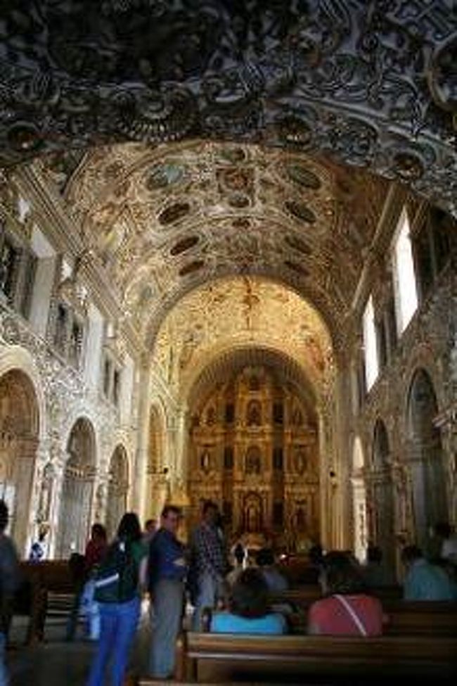 ■メキシコ７日目■<br /><br /><br /><br />今日はオアハカ最終日。<br />メキシコの中でもきれいで有名な<br />サントドミンゴ教会とむちゃくちゃでかい市場<br />に行ってきた。<br /><br /><br /><br /><br />特に教会の天井部分は今まで見た教会の中でも<br />有数の綺麗さだった。だけど写真はそのよさが<br />あんまり撮れなかったなぁ。天井部分などの<br />広い部分を撮影するのは難しい。<br /><br />カメラももっと上手にならないと。<br /><br /><br /><br /><br /> <br /><br /><br /><br /><br />市場は屋台から野菜・肉・フルーツ・<br />お菓子の問屋までここにくれば<br />何でもそろう巨大な市場を何を、<br />買うでもなくいろいろ見ながらふらふらした。<br /><br /><br /><br /><br /> <br /><br /><br /><br /><br /> <br /><br /><br />SONNY　？？？　　Nが・・・・・・。<br /><br /><br /><br />ほぼ有名メーカーすべてのバッタ物<br /><br />コピー商品が揃う。<br /><br /><br /><br /><br /> <br /><br /><br /><br />市場内のタコス屋さん。このおにーさんの<br />手際がよかった。タコス１つ２０円と激安！<br />モツ入りのタコスがうまかった<br /><br /><br /><br /><br /> <br /><br /><br /><br />市場内でサッカーをする少年。<br /><br /><br /><br /><br />ああ、これでオアハカも終わり。<br />2泊くらいの予定だったけど結局4泊しちゃった。<br /><br />特にこれが最高！っていうのはないけれど<br />周辺に見所もたくさんあり、のんびりも<br />できてよかったな。<br /><br /><br />全体的にバランスのいい町でした。<br /><br /><br />今日の夜、夜行バスでメキシコシティに戻ります。<br /><br /><br /><br /><br />＜今日の物価＞<br />■洗濯屋さん2,5Kg：３００円<br />■アイス屋さん：２種類１５０円<br />　※オアハカはアイスがむっちゃうまい！高いけど超オススメ！<br />■ネットセンター１時間：１２０円<br />■菓子パン２０円<br />